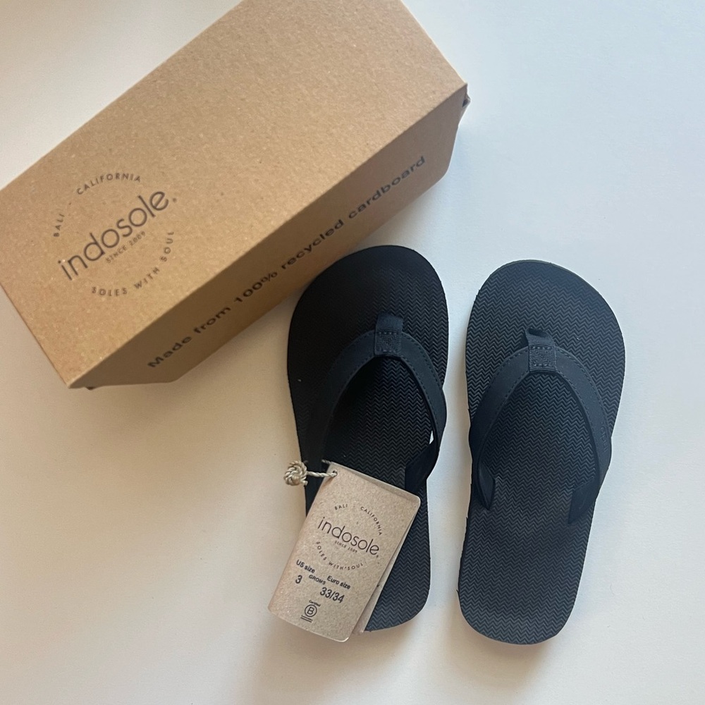 INDOSOLE Groms Flip Flops in Black kids size 3
